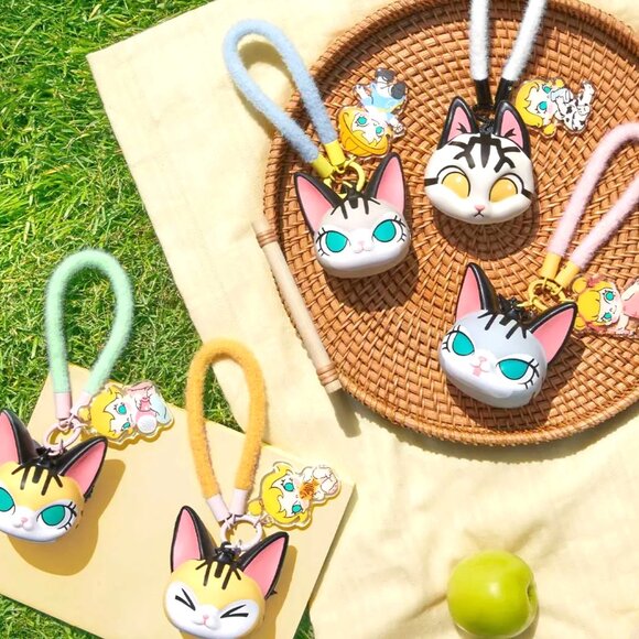 Baby Molly & Baby Tabby Pinch Pendant - Sneak a bite - Picture 4 of 4